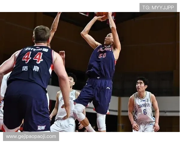 八村塁第三节手感火热五投五中高效砍下12分引领球队反击